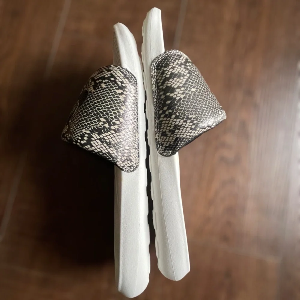 NIKE Animal Print Slides • Size 9 • Women - Picture 4 of 10